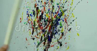 有创意的当代画家画了一幅色彩斑斓的抽象画。 美术车间绘画工艺的特写.. 创意创意
